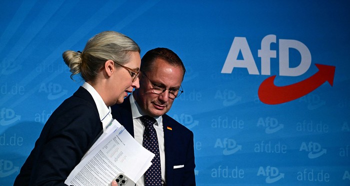 Los colíderes del partido de extrema derecha Alternativa para Alemania, Alice Weidel y Tino Chrupalla, luego de una conferencia de prensa, el 2 de setiembre, en Berlín. · Foto: Tobías Schwarz, AFP