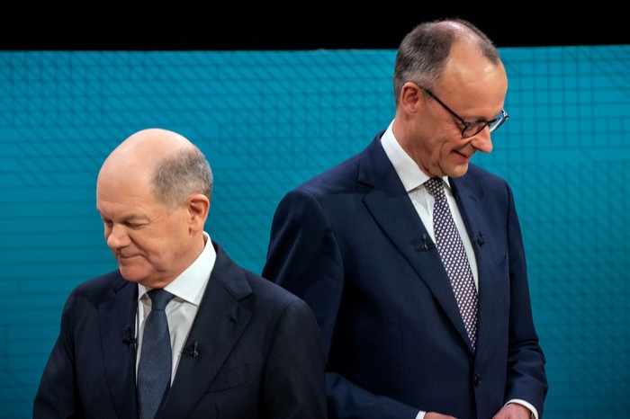 El canciller alemán Olaf Scholz (i), candidato del Partido Socialdemócrata, y Friedrich Merz, candidato y presidente de la Unión Demócrata Cristiana, durante el debate televisivo, el 9 de febrero. · Foto: Michael Kappeler, pool, AFP