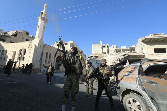 Fuerzas antigubernamentales celebran frente a la gran mezquita de Maaret al-Numan en la provincia de Idlib, al noroeste de Siria, el 30 de noviembre. · Foto: Abdulaziz Ketaz, AFP