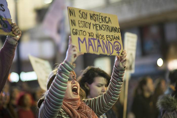 Alerta feminista por el femicidio de Roxana Vilche, por la avenida 18 de Julio (archivo, octubre de 2018). · Foto: Mariana Greif