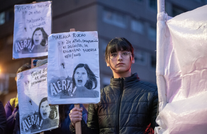 Alerta feminista convocada por la Coordinadora de Feminismos por los asesinatos de Katherine Martínez y Mariana Rivero, en el Centro de Montevideo (13.11.2023). · Foto: Martín Varela Umpiérrez