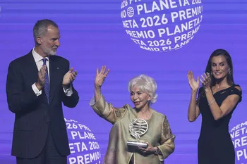 El rey Felipe VI, Isabel Allende y la reina Letizia, durante la entrega del premio Planeta 2026. · Foto: Lluis Gene, AFP