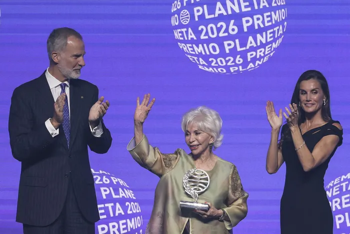 El rey Felipe VI, Isabel Allende y la reina Letizia, durante la entrega del premio Planeta 2026. · Foto: Lluis Gene, AFP