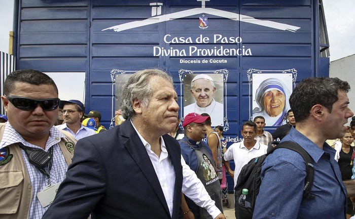 Luis Almagro saluda a inmigrantes venezolanos en su visita a Colombia, el 14 de setiembre.
 · Foto: Schneyder Mendoza