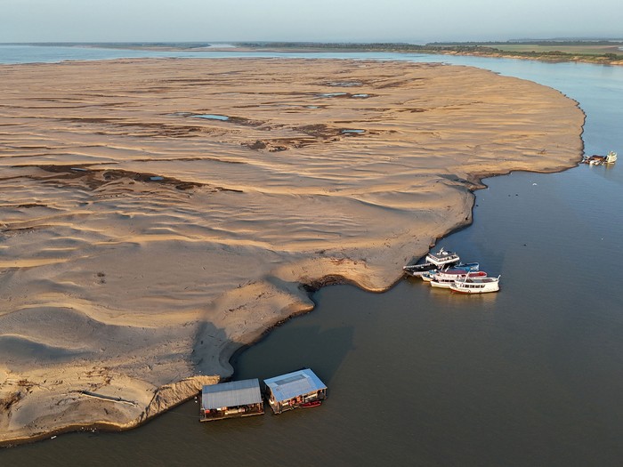 Banco de arena en el río Solimoes en Manacapuru, estado de Amazonas, norte de Brasil, el 8 de octubre de 2024. · Foto: Michael Dantas, AFP