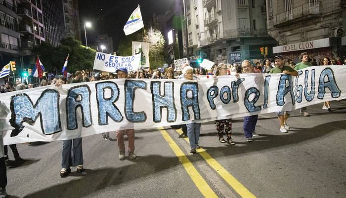 Marcha por el Agua, el 22 de marzo, en 18 de Julio. · Foto: Camilo dos Santos