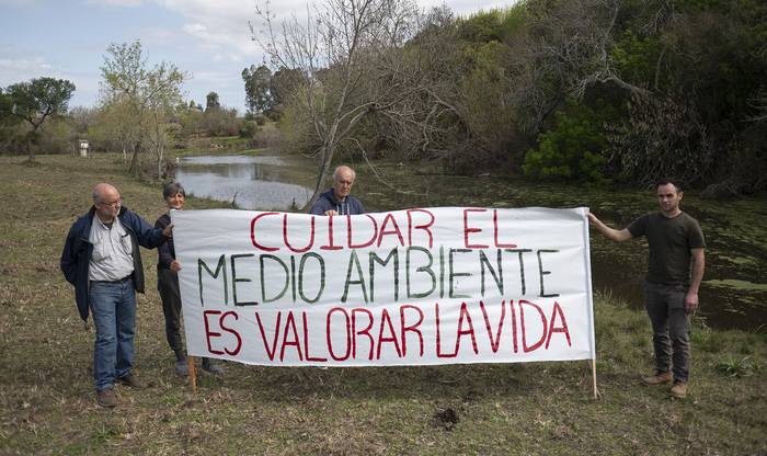 Vecinos denuncian proyecto de megabasurero en la localidad de Empalme Olmos, Canelones. · Foto: Alessandro Maradei