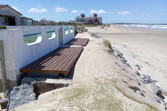 Casa con deck sobre enrocado, en Costa Azul, Rocha. Foto: Vecinos en defensa de nuestra playa.