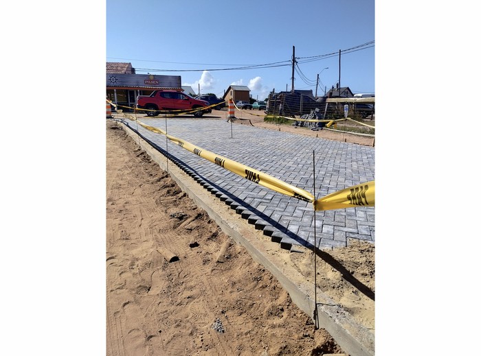 Obra de adoquinado impulsada por la Intendencia de Rocha en la faja de defensa de costa de Punta del Diablo. · Foto: Colectivo Ambiente Punta del Diablo