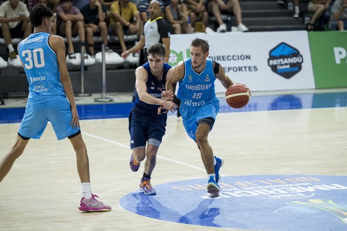 Uruguay y Paraguay, el 24 de febrero, en el estadio 8 de Junio, en Paysandú. · Foto: FIBA Américas