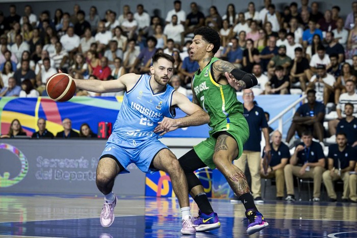 Santiago, Véscovi, de Uruguay, durante el partido con Brasil, el viernes, en el estadio 8 de Junio, en Payasandú. · Foto: FIBA Américas