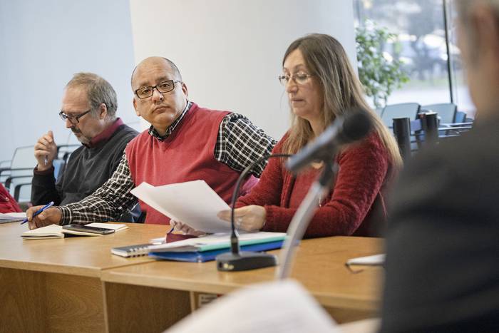 Walter Fernández Val, José Olivera, y Alejandra Vespa , durante una reunión entre la Coordinadora de Sindicatos de la Educación del Uruguay y Consejo Directivo Central, en la Administración Nacional de Educación Pública (archivo, mayo de 2020). · Foto: Mariana Greif