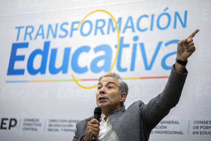 Robert Silva durante una charla abierta sobre la reforma Educativa, este jueves, en la escuela nº 50 de Colón. · Foto: Ernesto Ryan