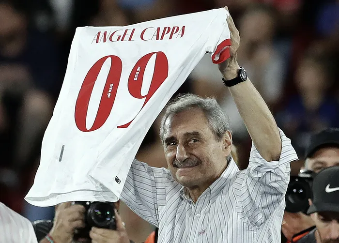 Ángel Cappa, recibe un reconocimiento del club Huracán, el 9 de abril de 2023 en el estadio Tomás Ducó, en Buenos Aires. · Foto: Alejandro Pagani, AFP.