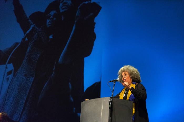 Angela Davis en el teatro Solís, anoche.  · Foto: Mariana Greif