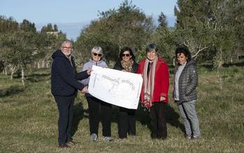 Julio Braida, Cristina García, Gabriela Rodríguez, Dana Dellepiane y Patricia Larre Borges, integrantes de la cooperativa Angirú, posan en el  predio. · Foto: Alessandro Maradei