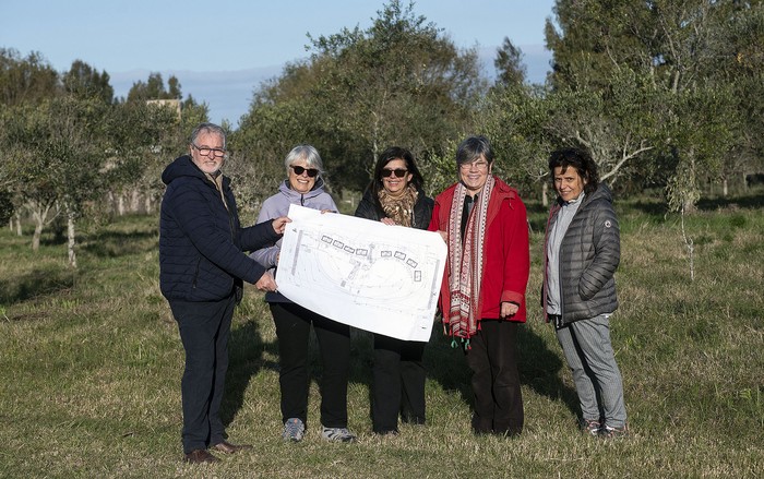Julio Braida, Cristina García, Gabriela Rodríguez, Dana Dellepiane y Patricia Larre Borges, integrantes de la cooperativa Angirú, posan en el  predio. · Foto: Alessandro Maradei