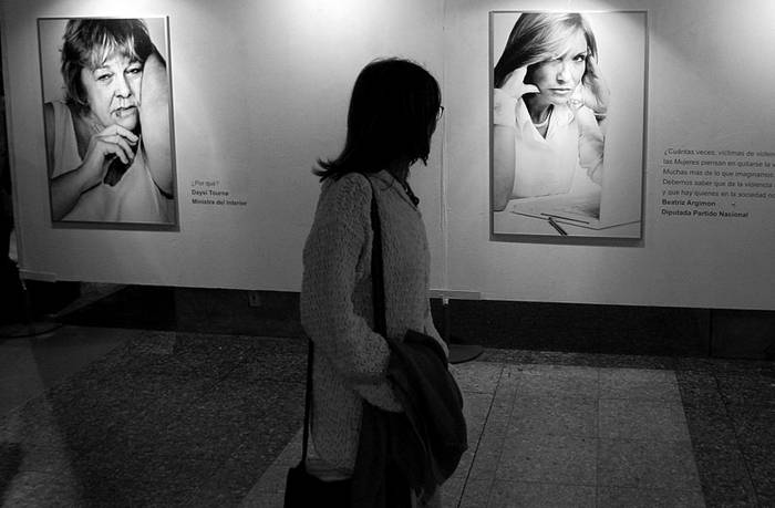 Exposición de Mujeres de Negro en el atrio de la intendencia. (archivo, marzo de 2009) · Foto: Iván Franco