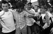 Seguidores de Danubio, en la sede del club, dan la bienvenida a Álvaro Recoba, ayer, cuando concurrió a firmar contrato