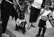 Seguidores de Danubio, en la sede del club, dan la bienvenida a Álvaro Recoba, ayer, cuando concurrió a firmar contrato