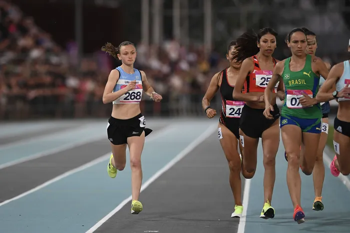 Antonella Bonomi, durante la prueba final de 3.000 m con obstáculos femenino en atletismo, de los XIII Juegos Suramericanos Santa Fe 2026, el 25 de setiembre. · Foto: Sandro Pereyra, Agencia Gamba
