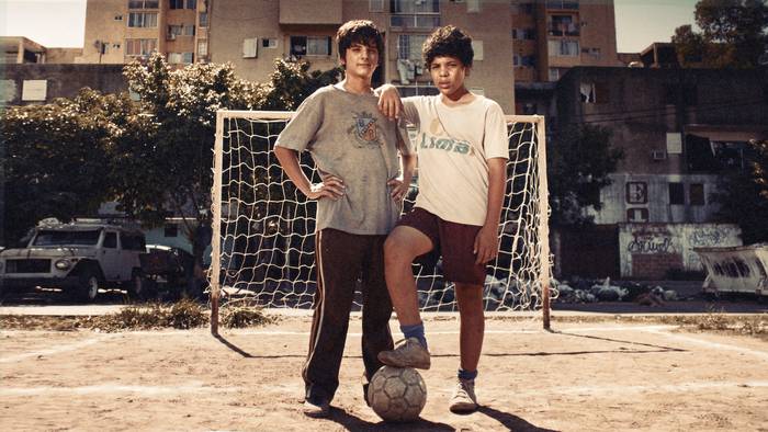 Foto principal del artículo 'No se trata de fútbol: la serie Apache reconstruye la infancia y adolescencia del jugador Carlos Tévez en un barrio bonaerense de contexto crítico'