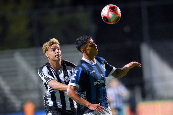 Pablo Suárez, de Wanderers y Agustín Cayetano, de Liverpool, el 14 de febrero, en el estadio Alfredo Víctor Viera. · Foto: Gianni Schiaffarino