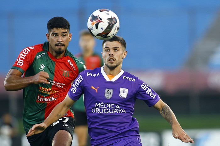 Gastón Pérez, de Boston River, y Joaquín Valiente, de Defensor Sporting, en el estadio Centenario (archivo, noviembre de 2024). · Foto: Ernesto Ryan