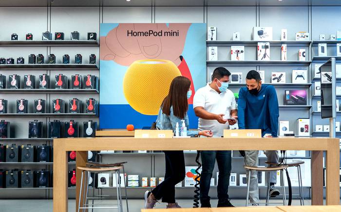 Un empleado de Apple Store brinda servicio a los clientes, el 18 de febrero, en Houston, Texas. foto: · Foto: Brandon Bell, Getty Images, AFP