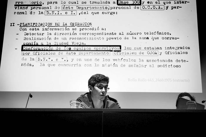 Luciano Costabel en la presentación de investigaciones sobre los archivos de inteligencia militar en la Facultad de Información y Comunicación, ayer. Foto: Andrés Cuenca