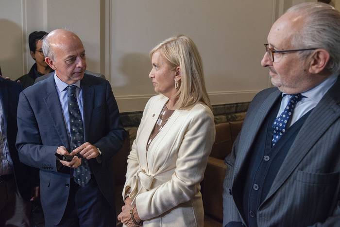 Javier García, Beatriz Argimón, y Pablo Da Silveira este lunes, en el Palacio Legislativo. · Foto: Alessandro Maradei
