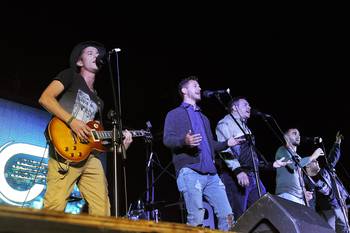 Sebastián Coustiel y su banda en Arena Sonora. Foto: Federico Gutiérrez (archivo 2018) Sebastián Coustiel y su banda en Arena Sonora. Foto: Federico Gutiérrez (archivo 2018)