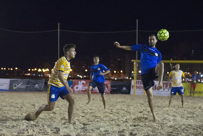 Bella Vista y Banco República, el viernes, en el estadio Arenas del Plata de la playa Pocitos. · Foto: Alessandro Maradei