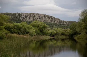 Río Santa Lucía y el cerro Arequita (archivo, marzo de 2023). · Foto: Camilo dos Santos