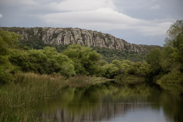 Río Santa Lucía y el cerro Arequita (archivo, marzo de 2023). · Foto: Camilo dos Santos