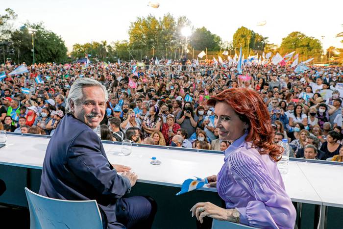 Alberto Fernández y Cristina Fernández, durante el cierre de campaña, el 11 de noviembre en Merlo. · Foto: Esteban Collazo, Presidencia Argentina, AFP