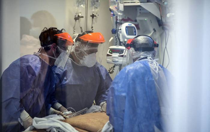 Trabajadores de la salud atienden a un paciente con covid en una Unidad de Cuidados Intensivos, en Buenos Aires (archivo, abril de 2021). · Foto: Ronaldo Schemidt, AFP