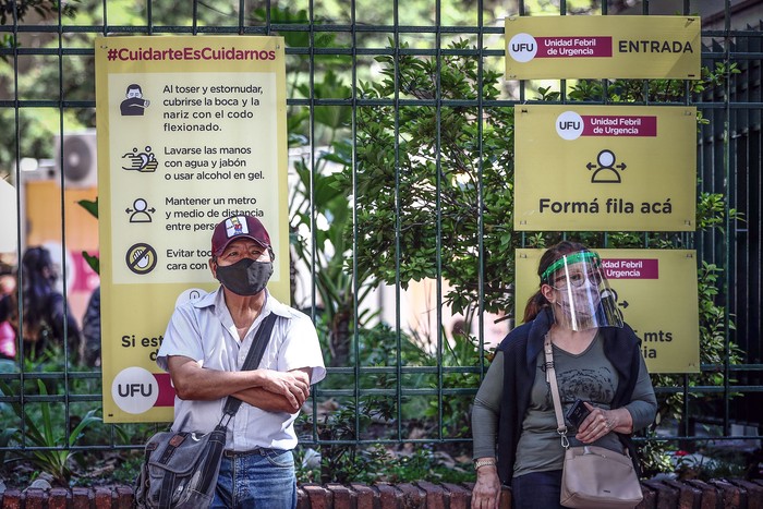Cola frente a un hospital para realizarse un examen de covid-19, en Buenos Aires. · Foto: Juan Ignacio Roncoroni, EFE 