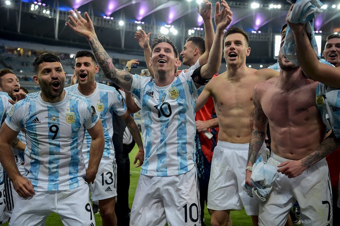Los jugadores de Argentina festejan luego de vencer a Brasil en la final de la Copa América. · Foto: Carl de Souza, AFP