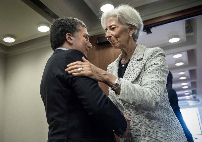 La directora gerente del Fondo Monetario Internacional (FMI), Christine Lagarde, saluda al ministro de Economía argentino, Nicolas Dujovne, antes de las conversaciones en la sede del FMI en Washington, el 10 de mayo. Foto: Nicholas Kamm, AFP.