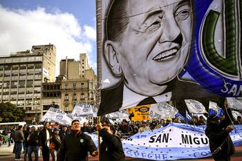 Marcha hacia Plaza de Mayo en protesta por el acuerdo con el FMI y el veto presidencial a la ley que rebajaba las tarifas de electricidad, gas y agua, ayer. Marcha hacia Plaza de Mayo en protesta por el acuerdo con el FMI y el veto presidencial a la ley que rebajaba las tarifas de electricidad, gas y agua, ayer.