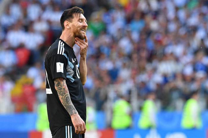 Lionel Messi después de errar el penal en el partido debut ante Islandia. · Foto: Mladen Antonov, AFP