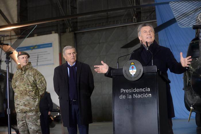 Mauricio Macri y el ministro de Defensa, Óscar Aguad, en Campo de Mayo, el 23 de julio.
 · Foto: Presidencia argentina / AFP
