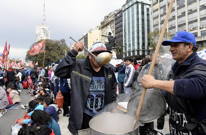 Olla popular durante una protesta contra Mauricio Macri, el 12 de setiembre en Buenos Aires. foto: juan mabromata, afp · Foto: Juan Mabromata
