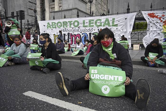 Activistas a favor del aborto legal se manifiestan frente al congreso argentino, el 28 de octubre en Buenos Aires. 
 · Foto: Juan Mabromata, AFP