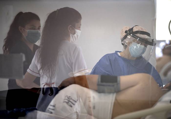 Médicos atienden a un paciente con coronavirus, en el Hospital Nacional Profesor Alejandro Posadas, el 18 de septiembre, en el municipio de El Palomar, provincia de Buenos Aires,  de 2020.  · Foto: Ronaldo Schemidt, AFP