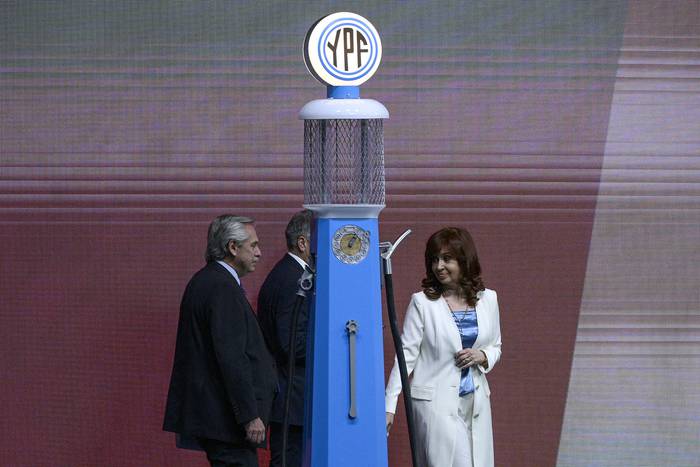 Cristina Fernández de Kirchner y Alberto Fernández, asisten a la celebración del centenario de la empresa estatal argentina YPF, el 3 de junio, en Villa Martelli, Buenos Aires. · Foto: Juan Mabromata,  AFP