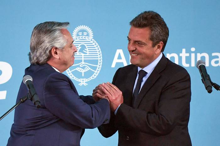 El presidente de Argentina Alberto Fernández saluda al nuevo ministro de Economía Sergio Massa, después de prestar juramento en el Museo del Bicentenario de la Casa Rosada, en Buenos Aires (03.08.2022). · Foto: Luis Robayo, AFP