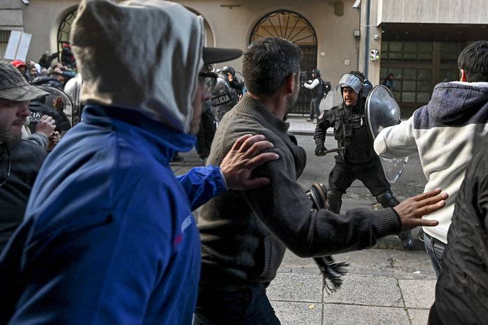 Partidarios de Cristina Fernández chocan con la policía antidisturbios durante una manifestación cerca de su casa, el sábado, en Buenos Aires. · Foto: Luis Robaya, AFP