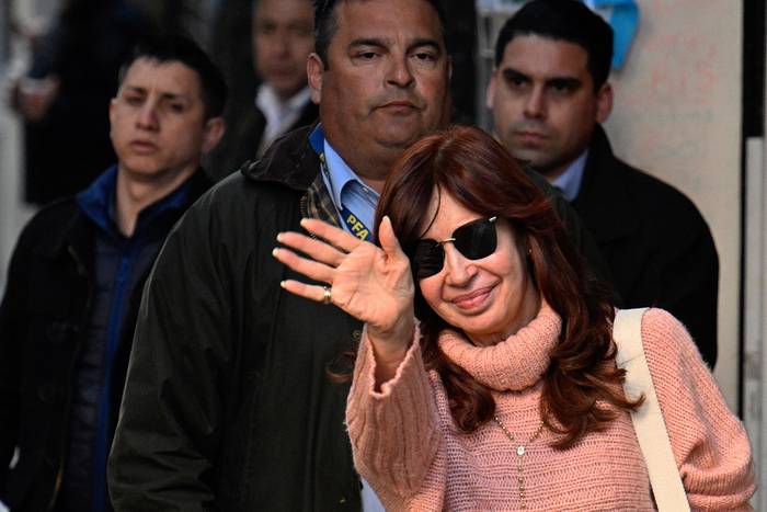 Cristina Fernández saluda a sus seguidores frente a su residencia en Buenos Aires, el 2 de setiembre de 2022. · Foto: Luis Robayo, AFP